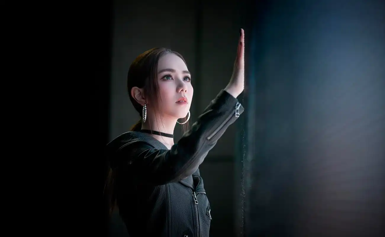 关于解解在邓紫棋《walk on water》里的这套look,你们有发现其中的