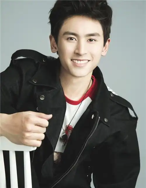 张哲瀚笑容灿烂