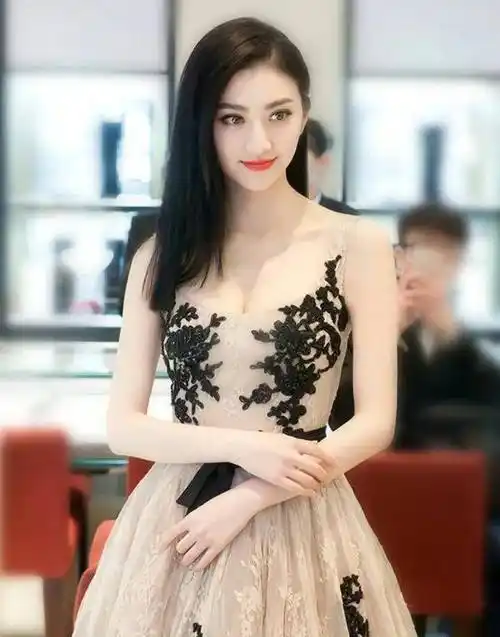 "人间富贵花"景甜,身材曲线玲珑,皮肤白皙彰显女人魅力你被酸到没