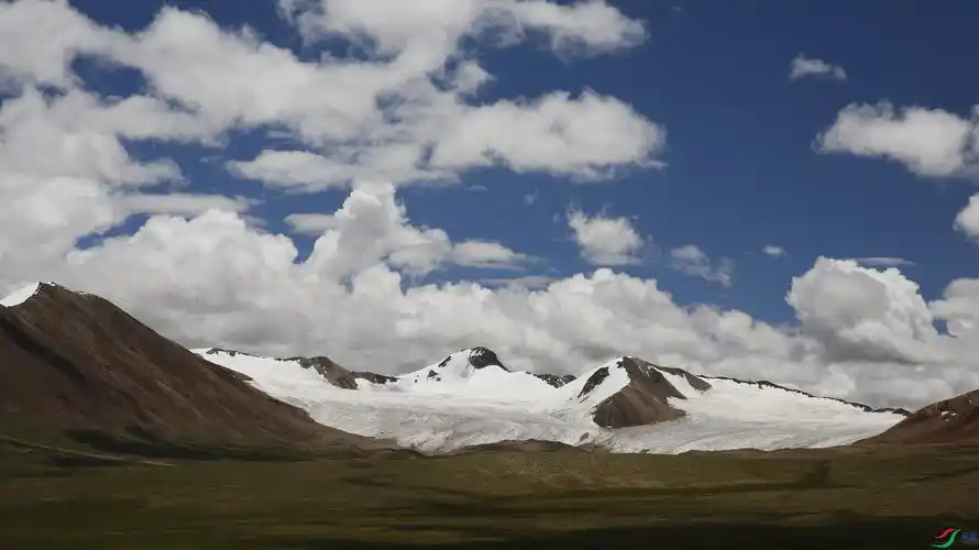 站在兰州至拉萨光缆工程纪念碑下,眺望雄伟的唐古拉山.