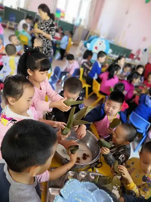 漠河市实验学校幼儿园–端午节包粽子 写美篇         在这个活动中
