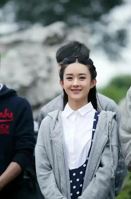 从小公司小职员,到10年小配角,赵丽颖坚韧不拔地走到了今天.