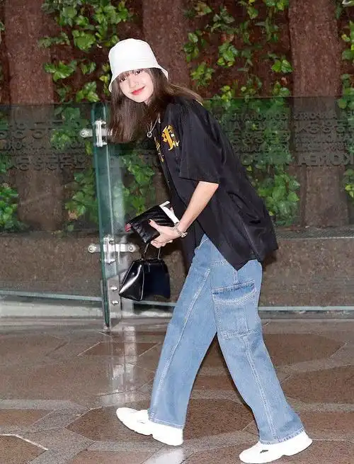 人间芭比lisa穿牛仔裤都这么的美不愧是亚太区最美面孔