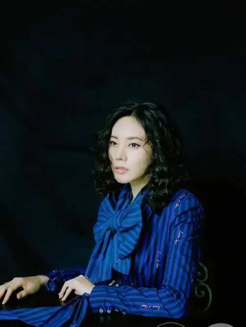 秋瓷炫登时尚杂志,羊毛卷发型复古优雅,配蓝色条纹裙港风十足