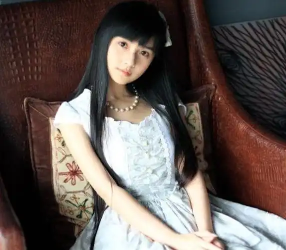 通过翻找可以发现,夏达35岁时的照片和现在几乎相差无几,满脸的胶原