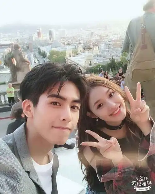 宋威龙赵佳丽恋情疑曝光手挽手关系亲密