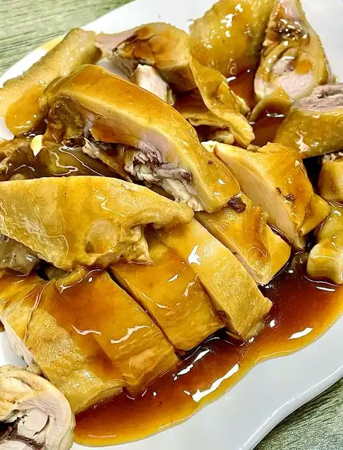 图1⃣️ 晚上逛东关美食街,一定要试试李伍包子铺的脆皮板鸡,那