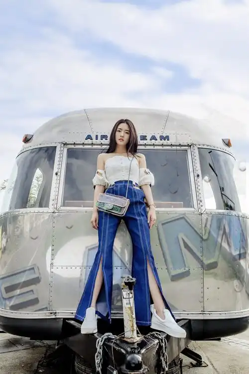 陈语安街头轻工业风大片 气场全开