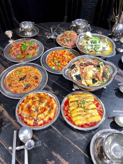 一桌色香味俱全的传统川菜,竟是以假乱真的蜡制品.