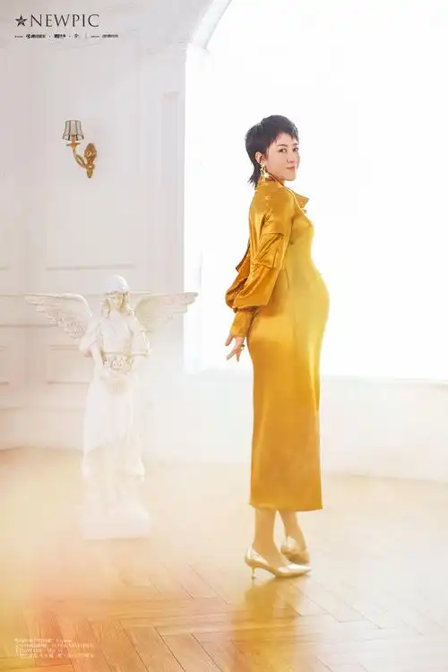 马丽近期发布的孕肚写真照,一席标志性的短发眼神温柔,褪去了荧幕上