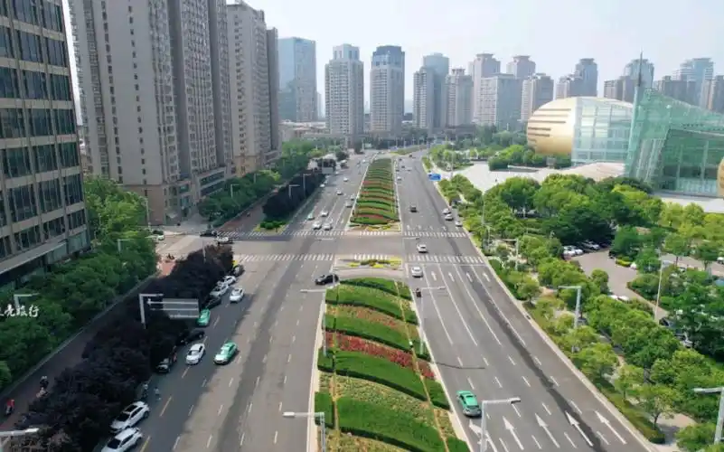 郑州市郑东新区商务内环路美丽街景