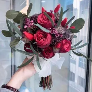 手捧玫瑰花图片