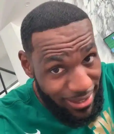 詹姆斯自拍炫耀发型:18天没理发了,今天理了漂亮发型