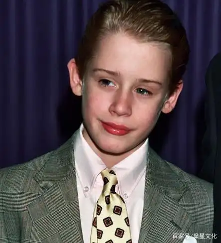 还记得《小鬼当家》小男主凯文吗?他现在长这样啦