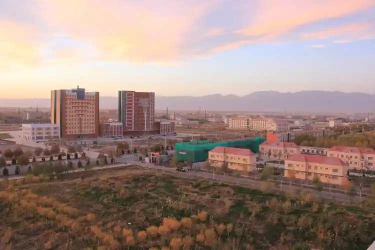 p>巴楚县位于新疆维吾尔自治区西南部,地处天山南麓,塔里木盆地西北