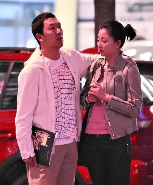 演员殷桃前夫锒铛入狱照顾父母晚年45岁仍单身无儿无女