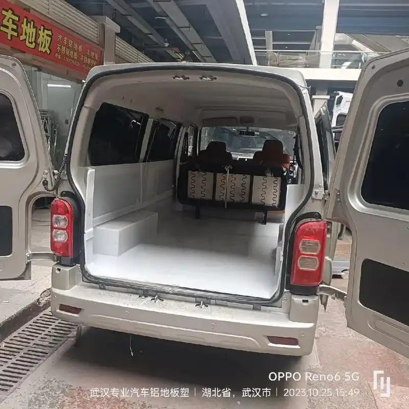 长安之星9 全顺全车塑料地板完工 9座大通铝地板完工