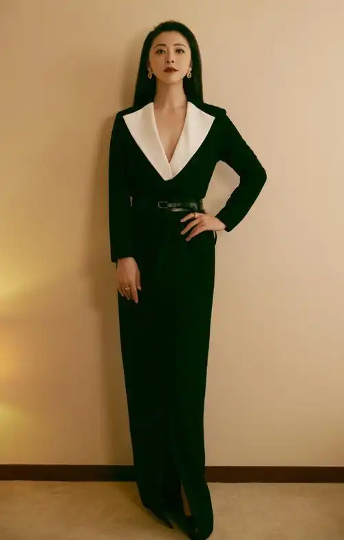 黄小蕾发布一组第14届金鹰节颁奖典礼黑白翻领长裙造型写真