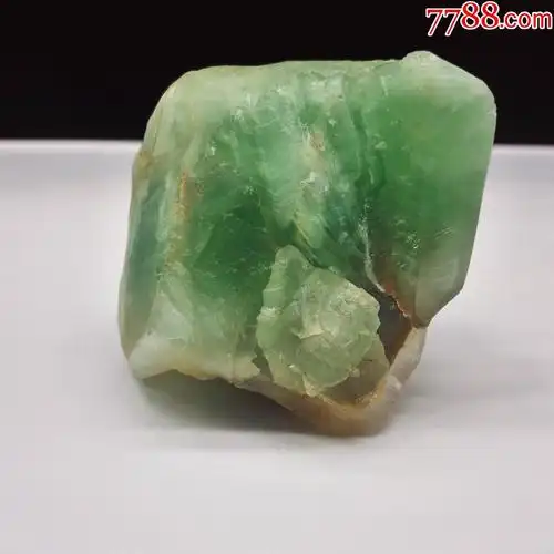 天然矿体绿柱石