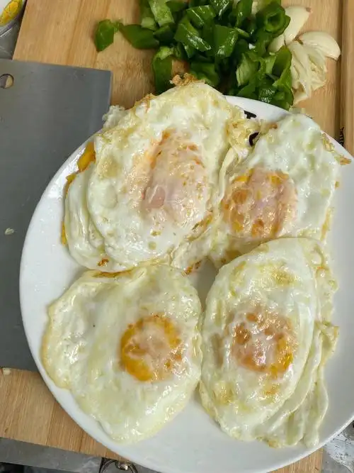 至于这个锅煎鸡蛋会不会糊 完全看个人技术 以及油热程度 如果不把握