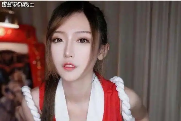 腐团儿cos海贼王女帝御姐范十足表情动作模仿到位