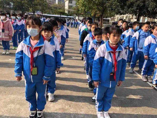 星期一,升国旗,孩子们排队整齐,精神抖擞,[强][强][强][强][强][强]