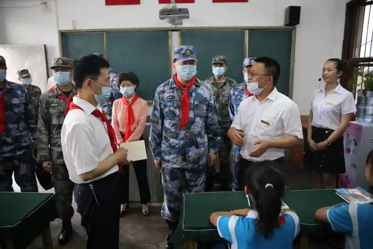 海军政治工作部主任王征中将到石阡县龙塘镇小学检查调研援建工作情况