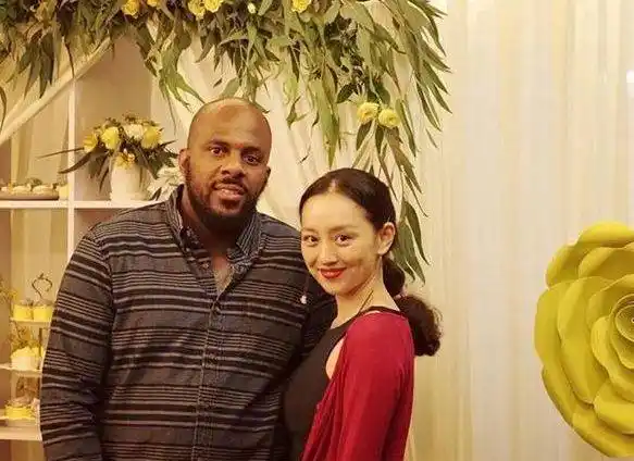 她还分享了老公的照片,照片中的叶彤成熟妩媚,老公长得很壮实,叶彤