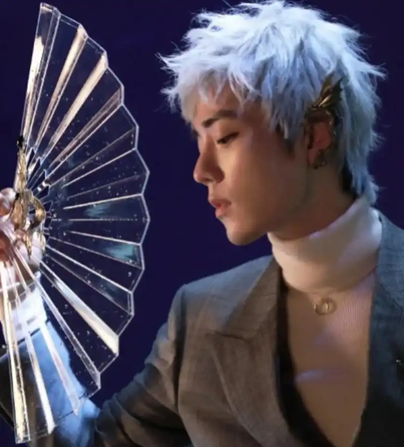 肖战《时尚芭莎》演绎精灵王子银发造型,帅气穿搭十分吸睛