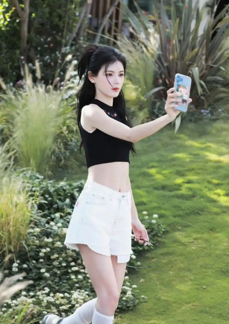 张予曦穿黑色短款上衣搭配白色短裤,大秀小蛮腰!肌肤白皙,身姿曼妙,温
