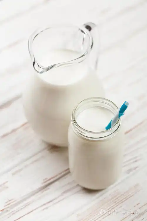 木制的桌子上的牛奶罐照片-正版商用图片0q71v9-摄图新视界