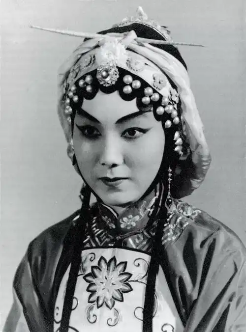 新凤霞会发光的偶像