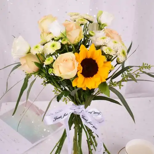 鲜花速递满天星白玫瑰混搭花束家用插花云南昆明基地直发