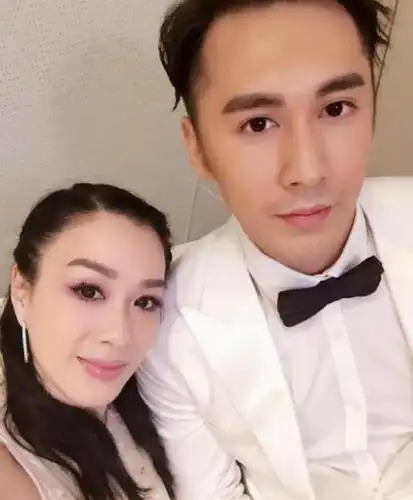 钟丽缇与男友张伦硕