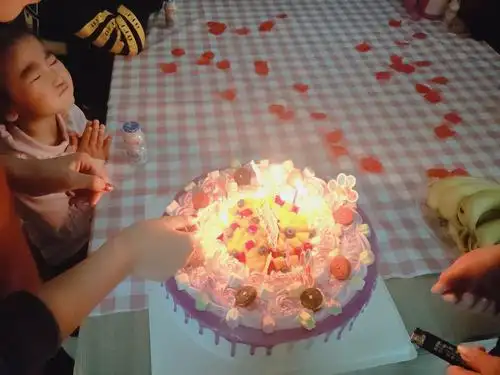 过生日当然要吃个好吃的大蛋糕啦 太漂亮了,看着就好吃