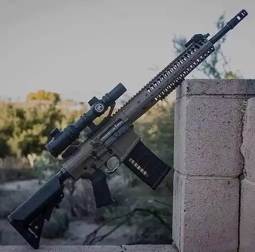 镂空护木螺纹枪管全尺寸战术导轨精致如同工艺品的ar系狙击枪