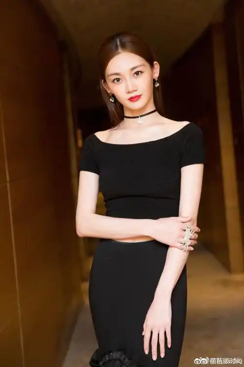 新人小花儿苗苗黑色礼服,身材婀娜多姿,气质优雅,演技也是一流.