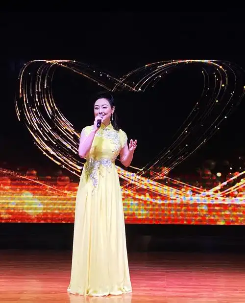 中国戏剧"梅花奖"获得者万晓慧演唱京歌《白衣天使颂》