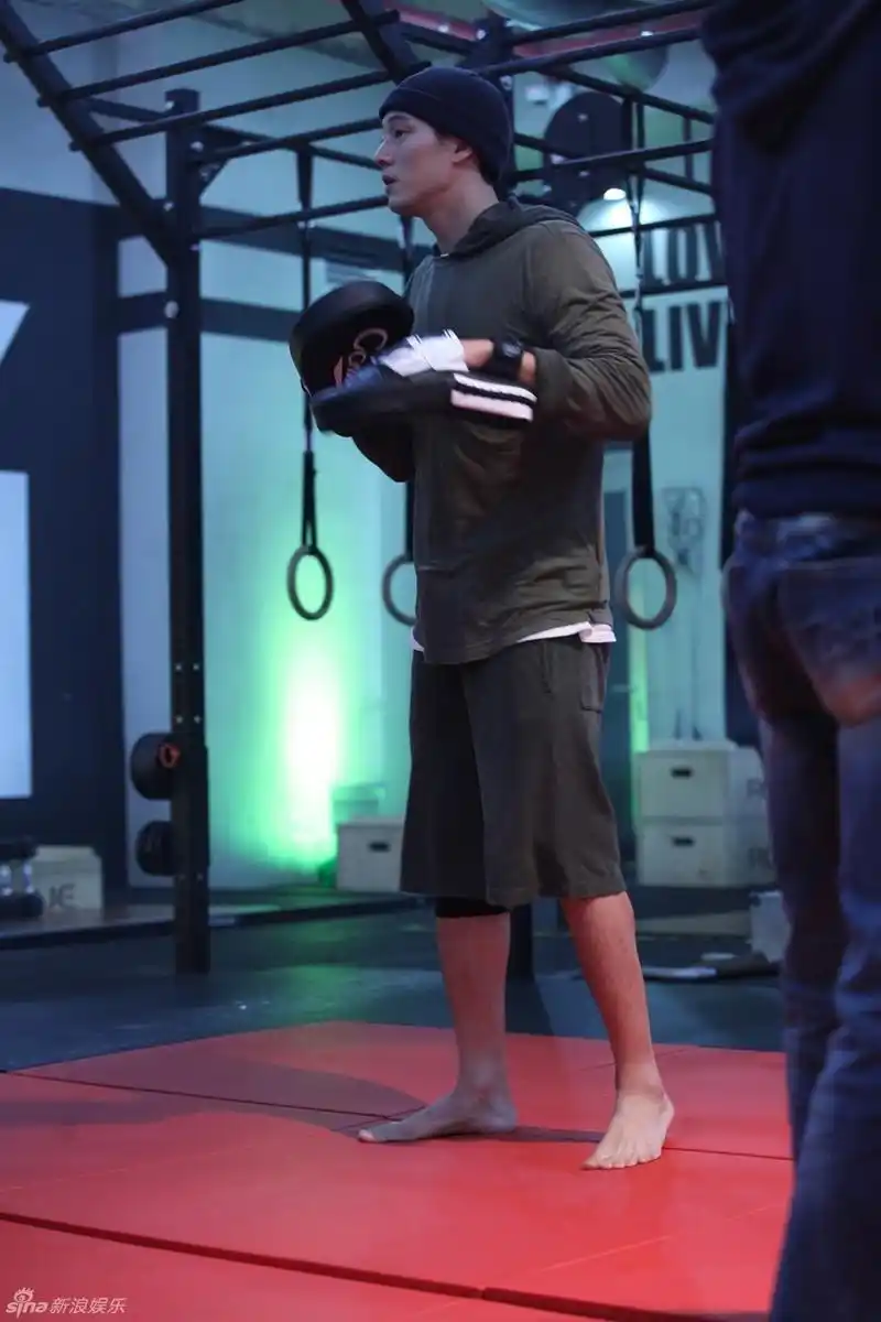 组图:韩星苏志燮新剧变健身狂人 健硕臂膀抢镜_高清图集_新浪网