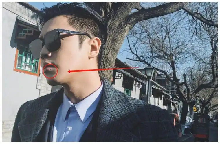 都说张若昀红毯造型很狂野,看到他打唇钉的旧照,一点都不意外