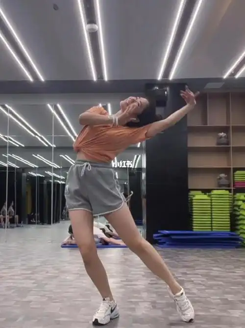 健身房舞蹈女孩