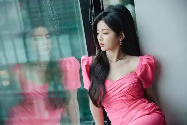 杨超越粉色系随拍##杨超越工作随拍六宫格