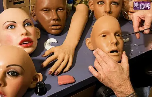 充气娃娃的头发颜色,皮肤色调,眼睛颜色,化妆,指甲形状都可以任意搭配