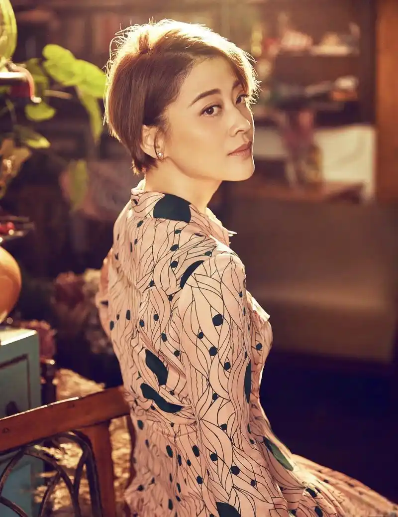 梅婷时尚逆袭:48岁新造型年轻10岁背后的秘密 近期,梅婷的波波头短发