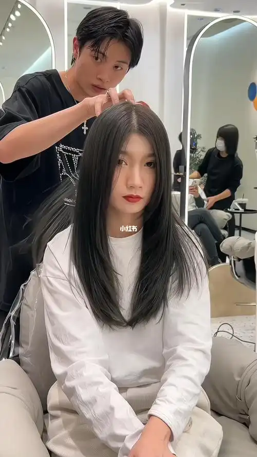 适合所有女生显脸小的发型高层次中长发