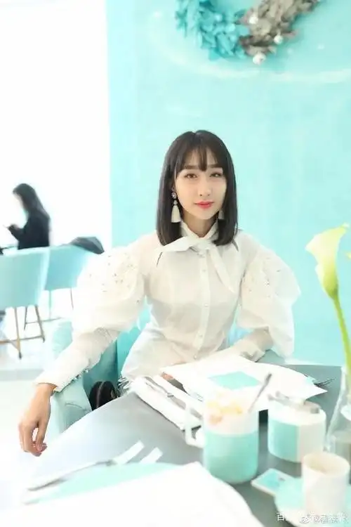 雷佳音带妻子逛超市很强势,翟煦飞小鸟依人乖乖跟随,夫妻超恩爱