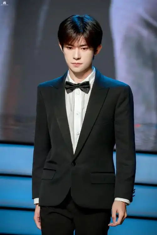 易烊千玺黑西装花絮##四字 易烊千玺 yyqx 四字弟弟