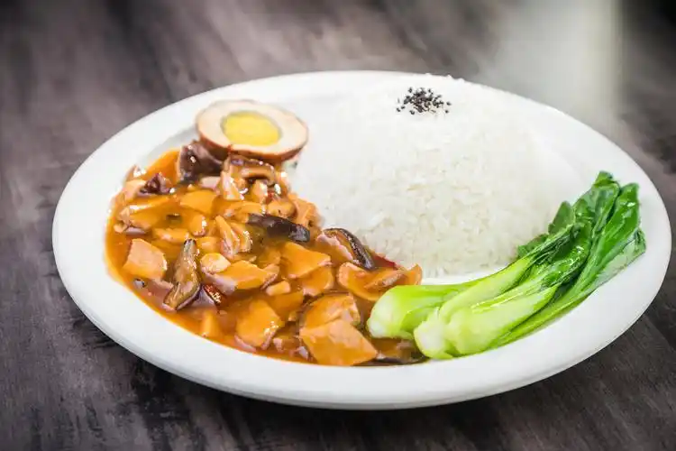香菇肉片盖浇饭