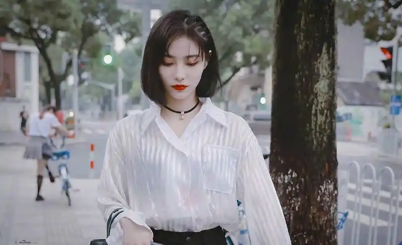 原创许佳琪最新造型来袭穿白色衬衫配紧身明艳大美人太a了