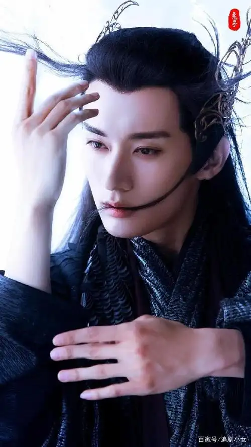 《夜行书生》吸血鬼王&李洙赫:魅惑的眼神,嘴角肆意冷血的笑容.